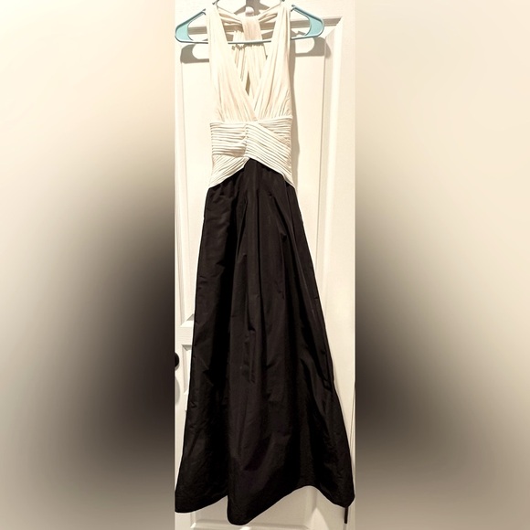 NWT BCBGMaxAzria Gardenia Halter Neck Gown Pleated Cream Crepe & Black Taffeta - Picture 3 of 13